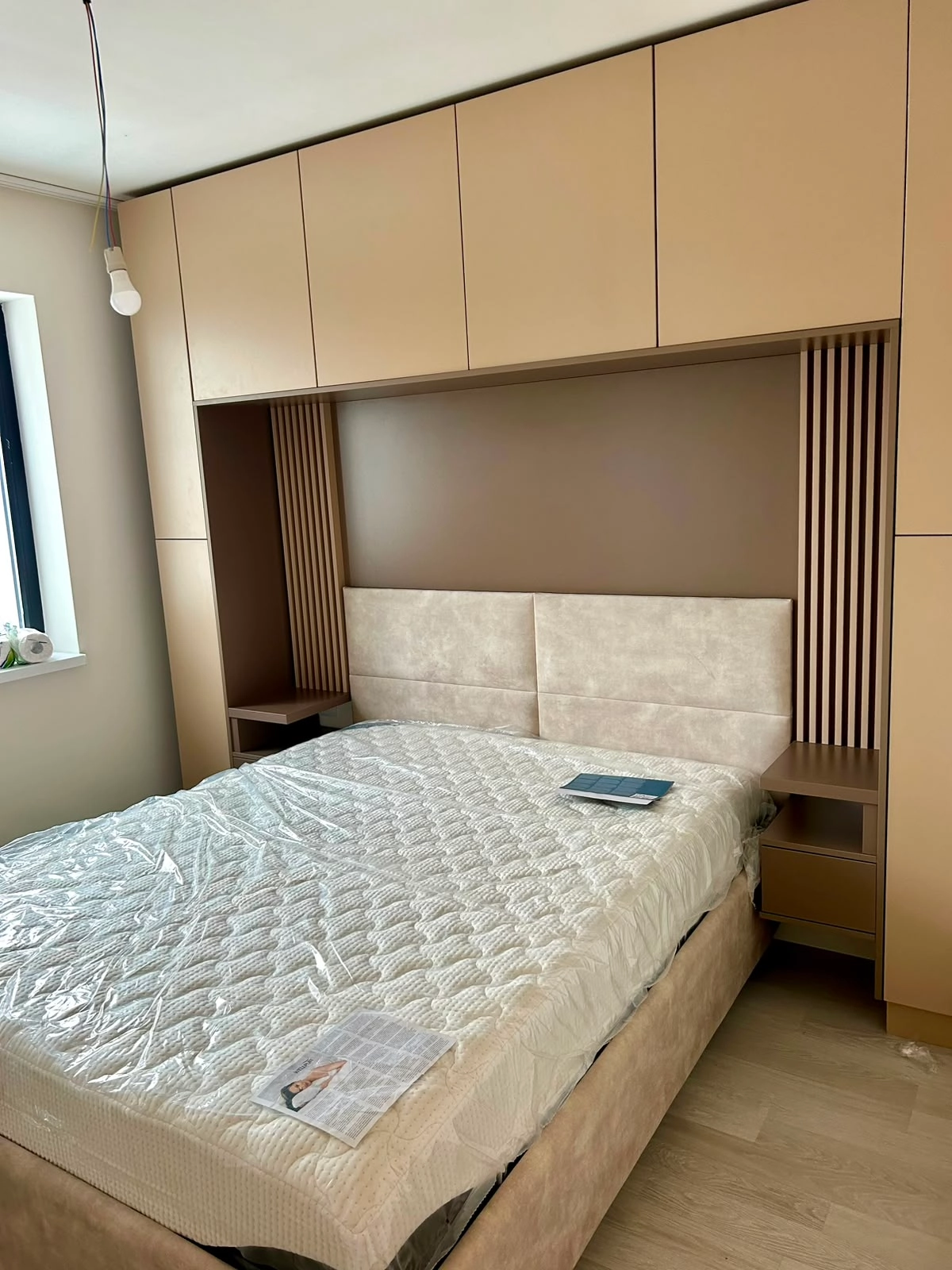 Dormitor modern cu mobilier în tonuri calde